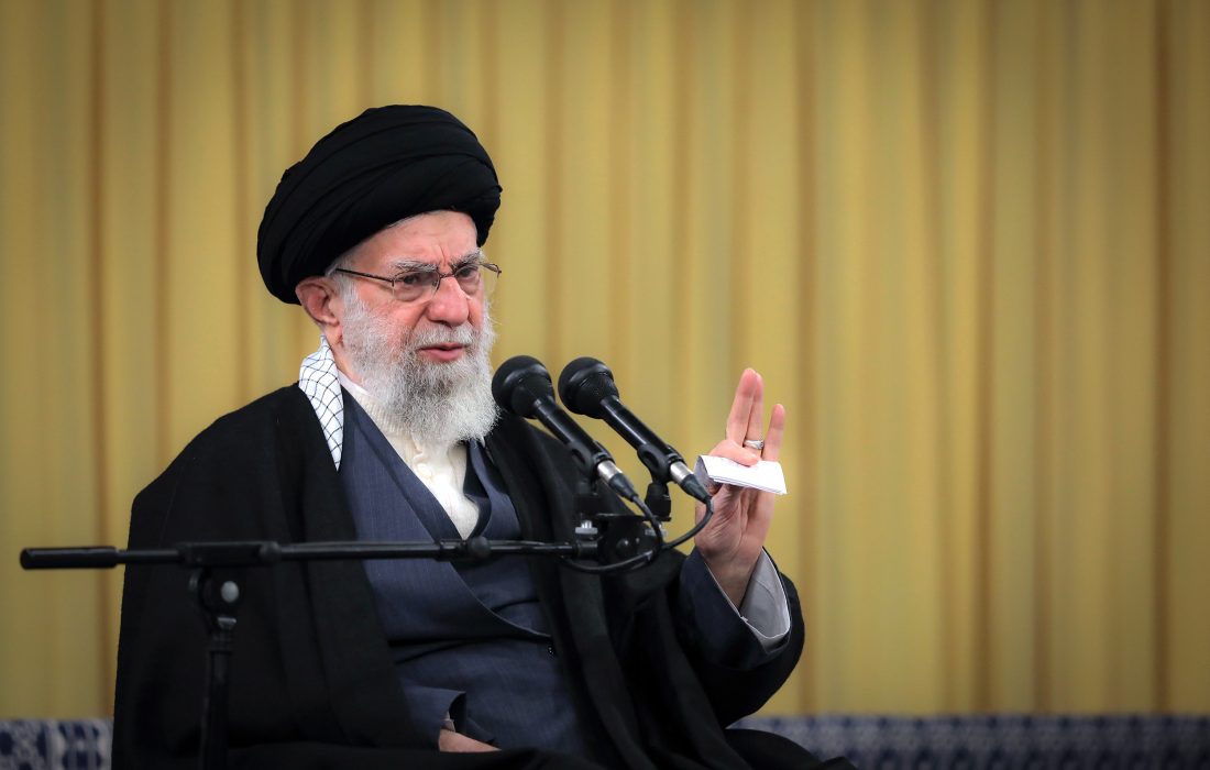 از ملّت فلسطین حمایت میکنیم، دفاع میکنیم، میگوییم هم که دفاع میکنیم؛ به هر طریقی بتوانیم از ملّت فلسطین دفاع میکنیم