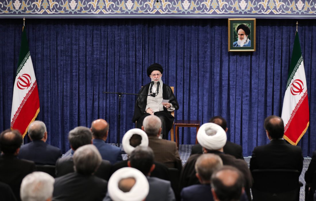 ملّت ایران به اینجا رسیده که مستقیم می‌ایستد سینه به سینه‌ی قدرتِ آمریکا و از او نمی‌ترسد بلکه او را می‌ترساند