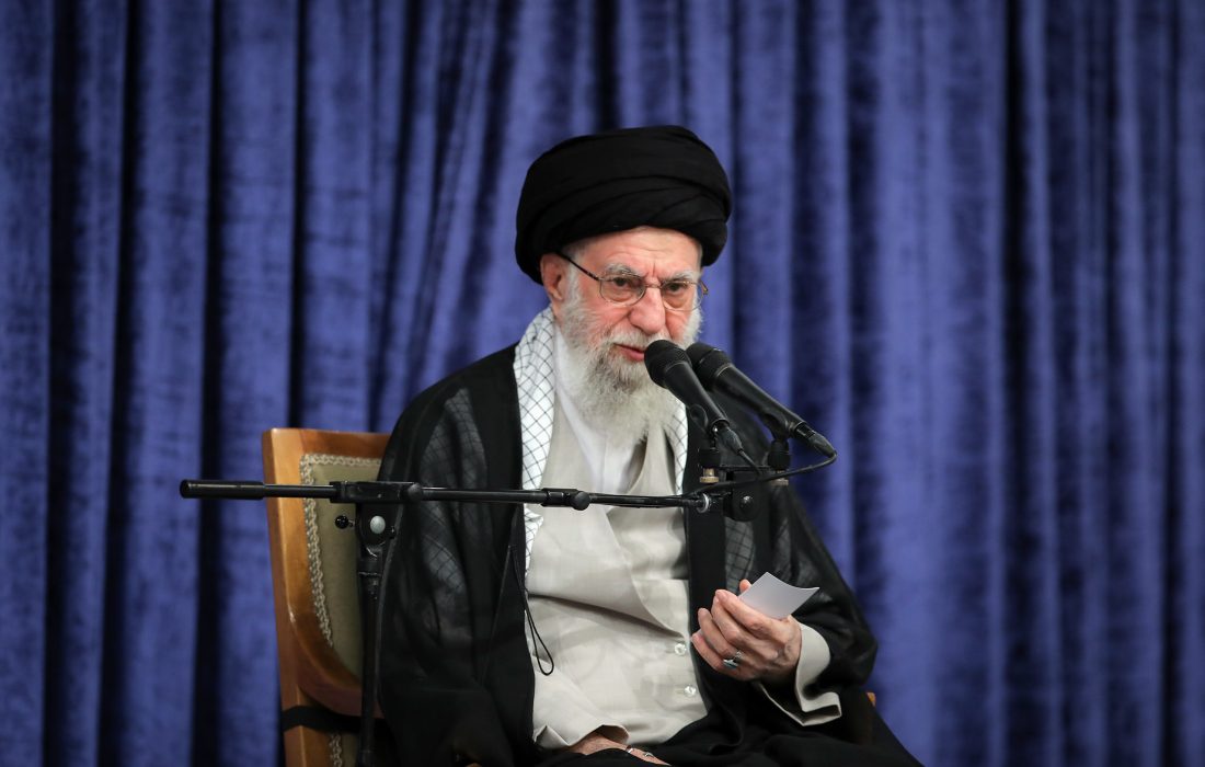 اتّحاد بین ملّت و دولت، بین آحاد مسئولین گوناگون نظام، بین نیروهای مسلّح و مردم، بین آحاد مردم، چیزی است که بایستی با همه‌ی وجود حفظ بشود