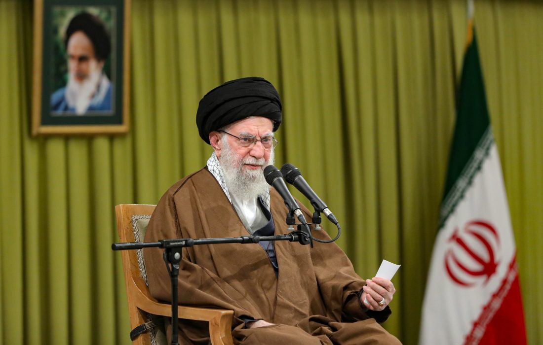 دشمنِ لجوج، خبیث و متأسّفانه دارای امکانات، معارف اسلامی، معارف شیعی و معارف انقلابی را هدف قرار داده؛ باید در مقابل اینها ایستاد