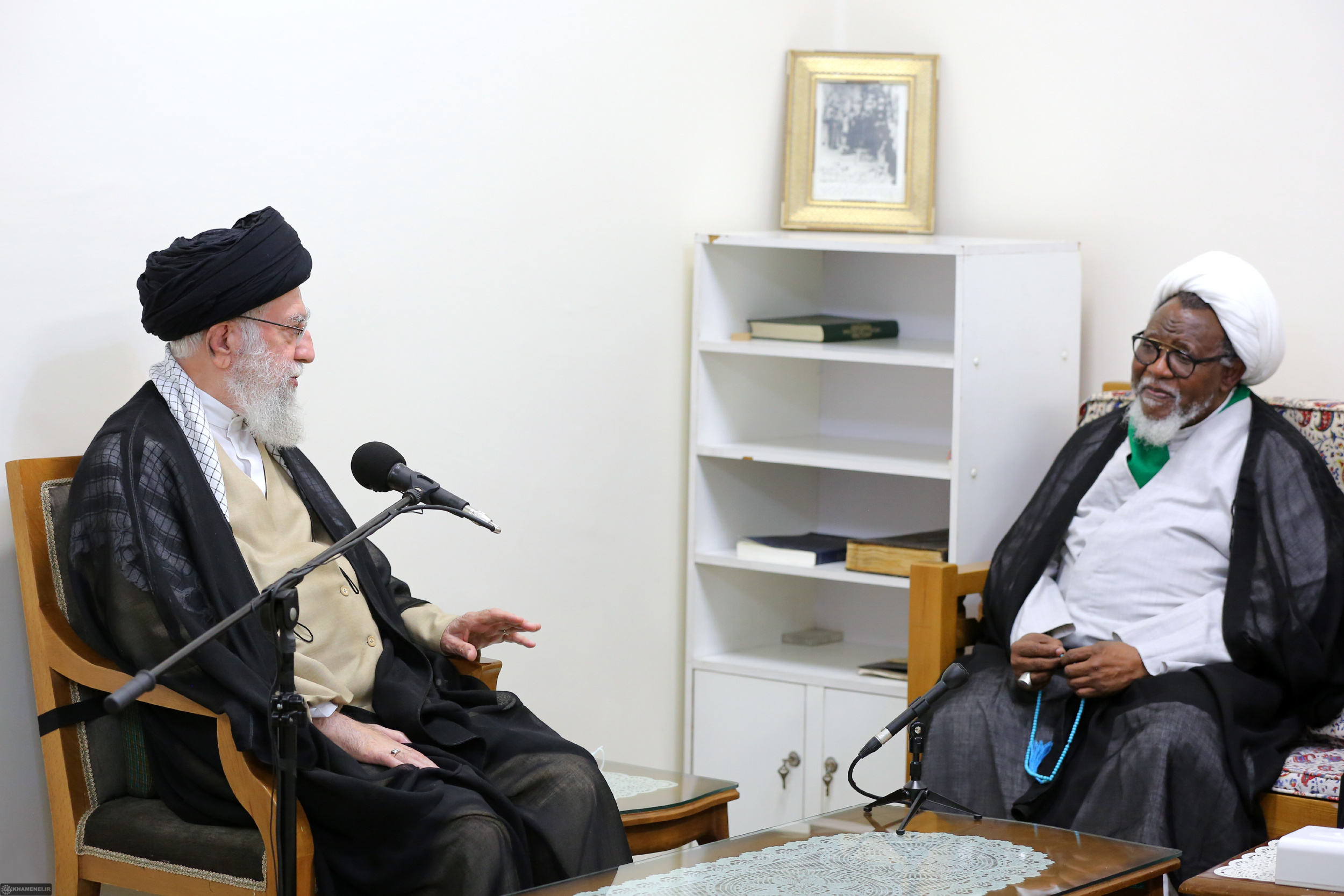 رهبر معظّم انقلاب اسلامی: همه در دنیای اسلام وظیفه دارند به مردم فلسطین کمک کنند.