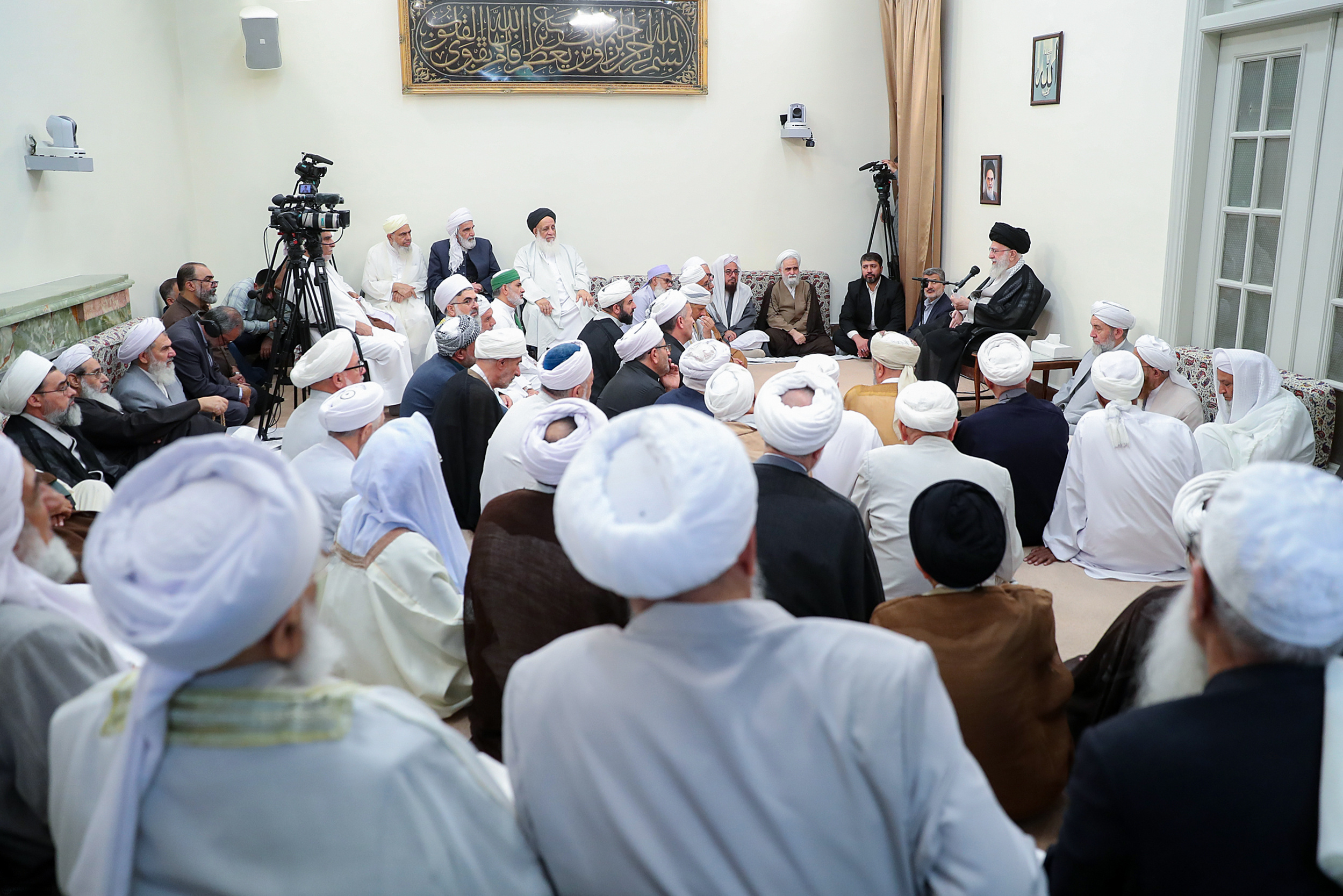 یکی از واجبات قطعی، حمایت از مظلومان غزّه و فلسطین است؛ هر کس هر جور میتواند