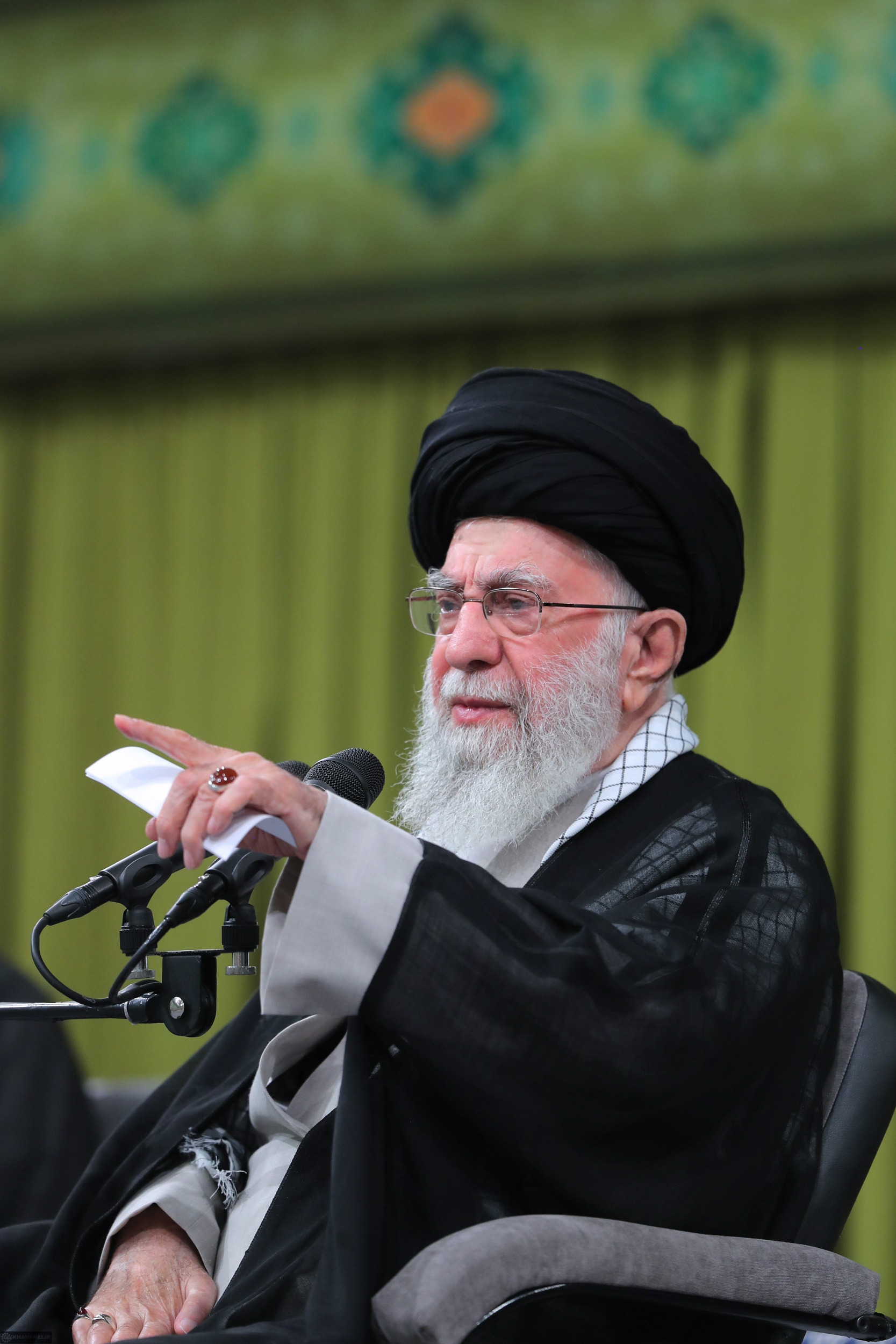 ایجاد وحدت و تشکیل «امّت اسلامی» دشمنانی دارد؛ روی «دشمنان اسلام» فکر کنید، تکیه کنید؛ دشمن فلان کشور، مهم نیست؛ کسانی هستند دشمن اسلامند.