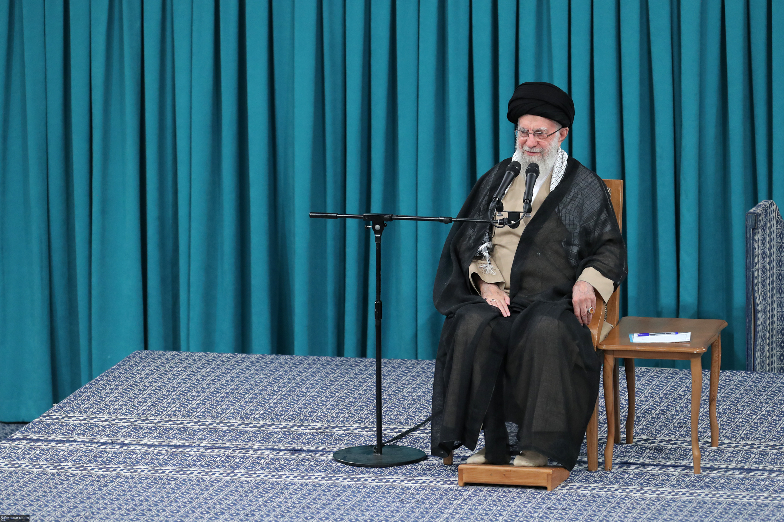 ذهنها نباید از مسئلهی فلسطین منصرف بشود